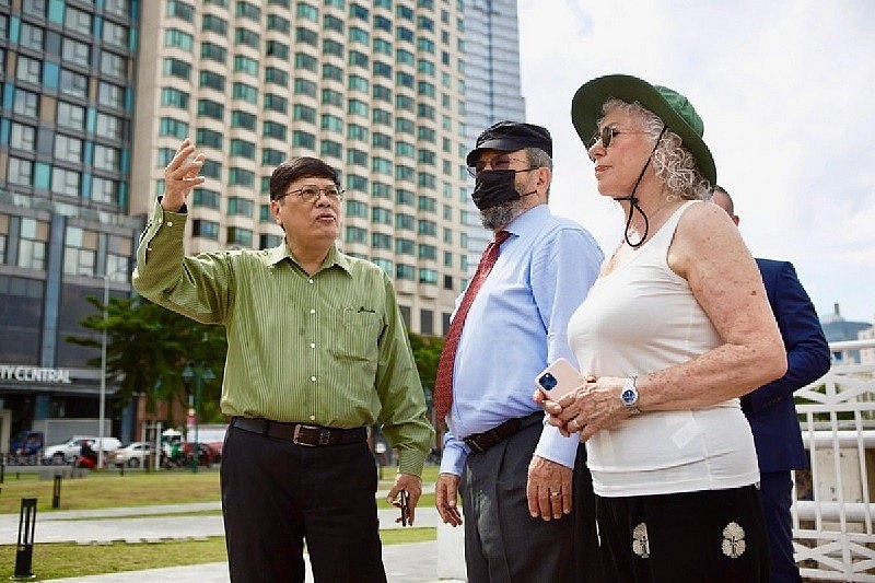 Former PM Ehud Barak and his wife visit Bach Dang Wharf in Ho Chi Minh City. (Source: VOV)
