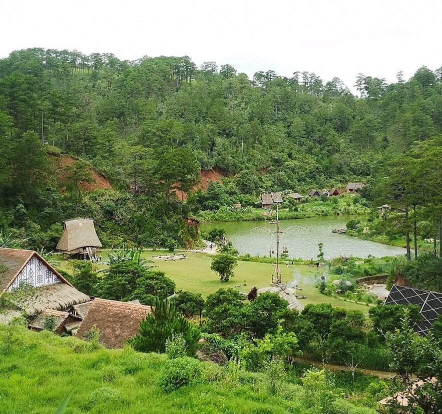 Cu Lan village is nearly 30km from Da Lat city center and nestled at the foot of Lang Biang mountain.