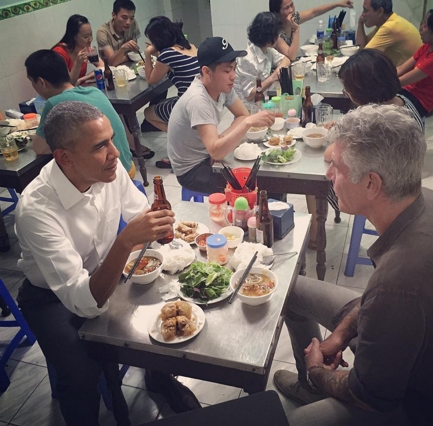 Celebrity chef Anthony Bourdain eats bun cha with former US President Barack Obama in Hanoi in 2016. Photo: anthonybourdain/Instagram