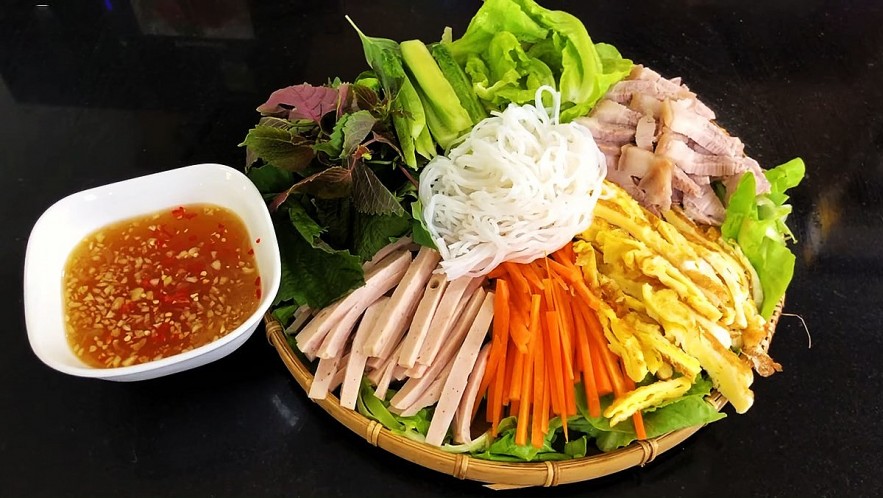 Korean Stars Love Vietnamese Spring Rolls