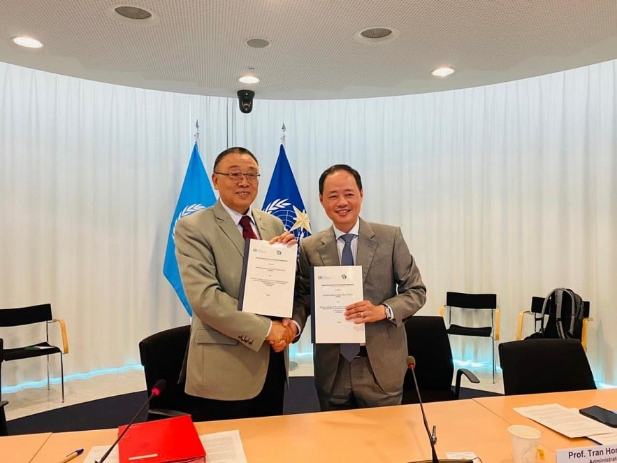 Weijan Zhang, the Assistant Secretary-General of the Word Meteorological Ogranization (WMO) (left) and Tran Hong Thai, general director of the Vietnam Meteorological and Hydrological Administration at the signing ceremony. Photo: VOV