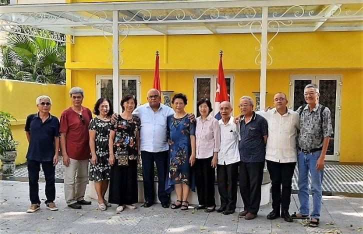 Members of the club of Vietnamese alumni once studied in Cuba visited the Cuban Embassy in Hanoi and shared with the Ambassador Orlando Hernandez Guillen, about the damages caused by the devastating fire and the obstacles faced by the Cuban people. 