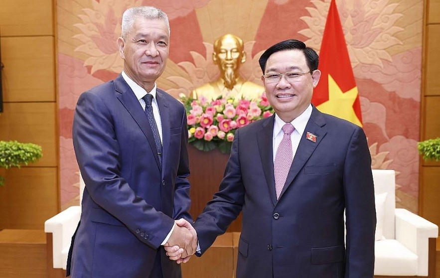 Laos Officials Visit Vietnam to Consolidate Bilateral Relations