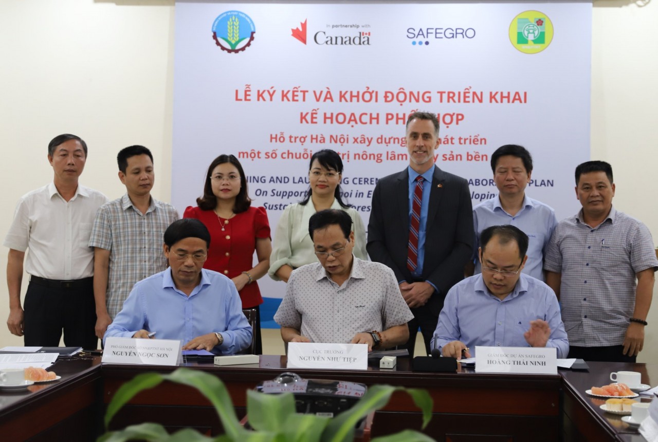 At the signing ceremony. Source: Canadian Embassy in Vietnam