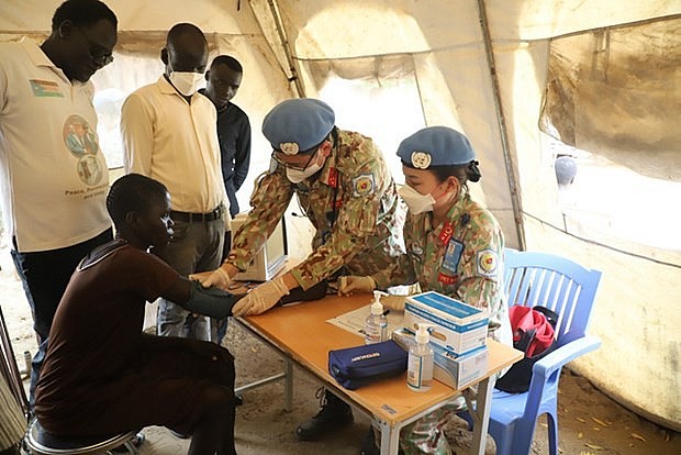 Vietnamese blue-beret doctors give health checkups to locals in South Sudan. Photo: BVDC 2.4
