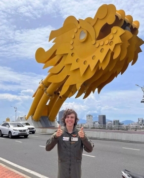 16-Year-old Pilot Flies Around the World: 'Da Nang's People Are Very Kind'