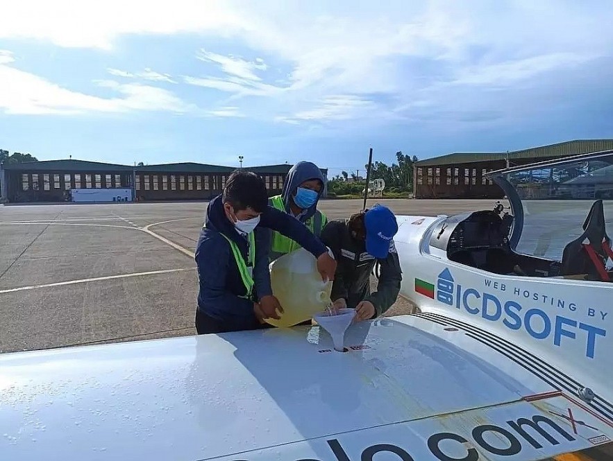 Mack Rutherford took advantage of visiting Da Nang and was helped refuel the plane.