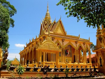 The 600-year-old Golden Pagoda in Tra Vinh Boasts Palace-like Magnificence