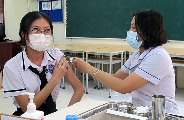 A student in Tuy Hoa (Phu Yen province) receives the first booster shot of Covid-19 vaccine. Photo: VNA)