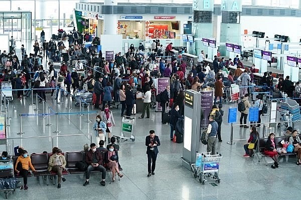 Crowds at the Noi Bai international airport, Hanoi. Photo: VNA