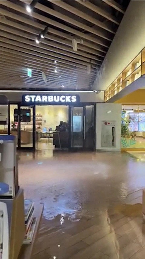 Rainwater seeped into the underground mall on the evening of 8/8.