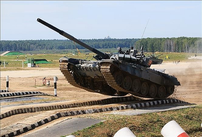 1 tank crew bravely overcome obstacles on the track. Photo: Tran Van Hieu/VNA reporter in Russia