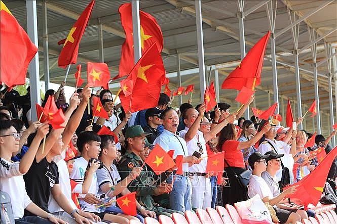 A large number of people from the Vietnamese community in Russia came to the Alabino training ground, outside Moscow, to cheer for the tank team. Photo: Duy Trinh/VNA reporter in Russia