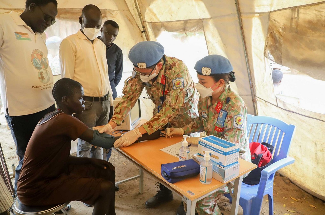 Vietnamese blue-beret doctors give health checkups to locals in South Sudan (Photo: BVDC 2.4