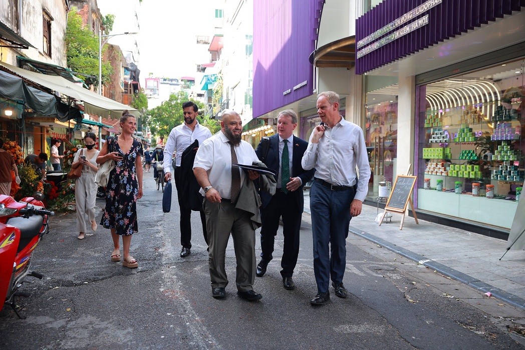 UK Home Office Permanent Under-Secretary Matthew Rycroft  took a stroll in Hanoi’s old quarter.