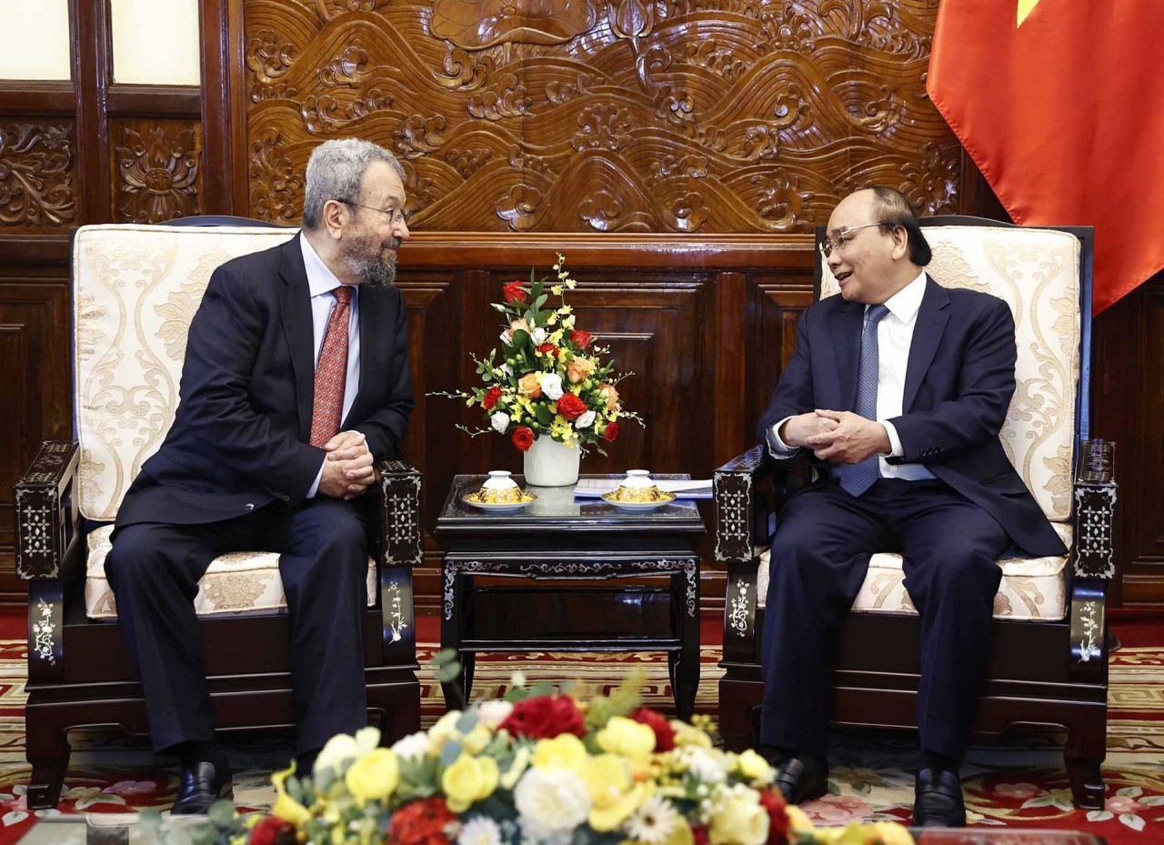 President Nguyen Xuan Phuc (R) and former Prime Minister of Israel Ehud Barak (Photo: VNA)