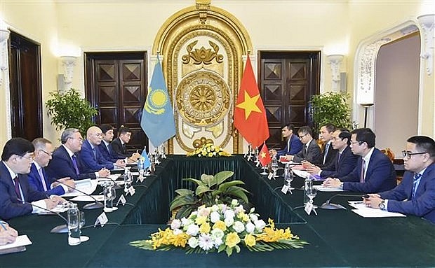 At the talks between Vietnamese Minister of Foreign Affairs Bui Thanh Son, and Deputy Prime Minister and Minister of Foreign Affairs of Kazakhstan Mukhtar Tileuberdi. Photo: VNA