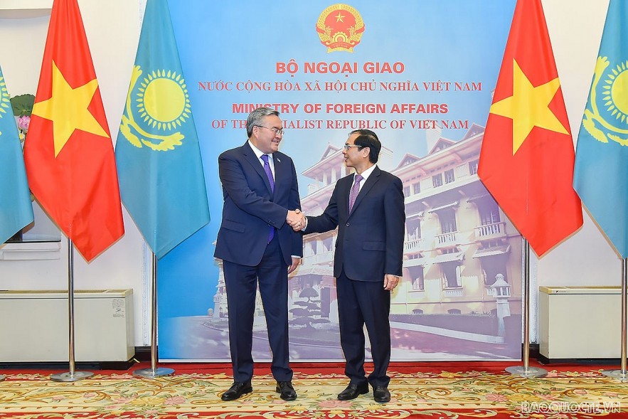 PM Suggests Vietnam, Kazakhstan Open Direct Air Route