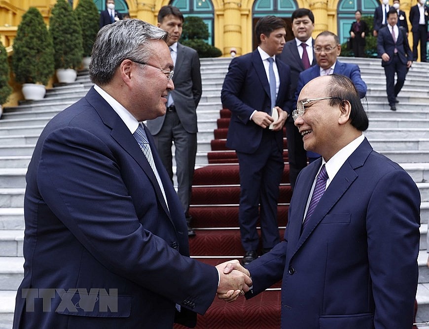 PM Suggests Vietnam, Kazakhstan Open Direct Air Route