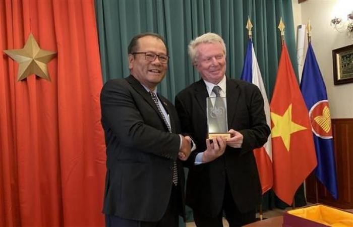 Czech Writer Honoured With Vietnamese National Information Service Award