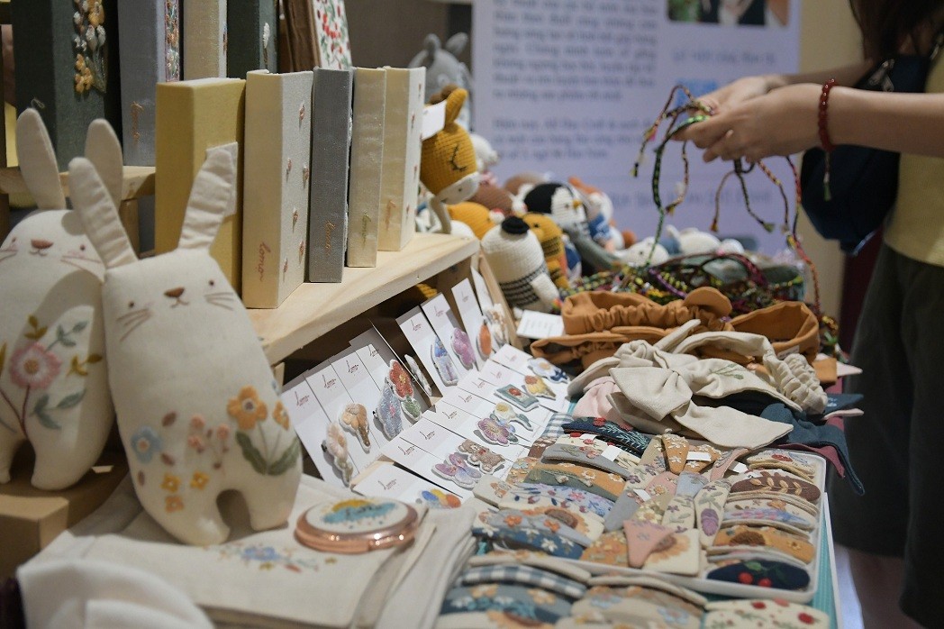 Market Fair in Hanoi Highlights Young Craft Makers' Works