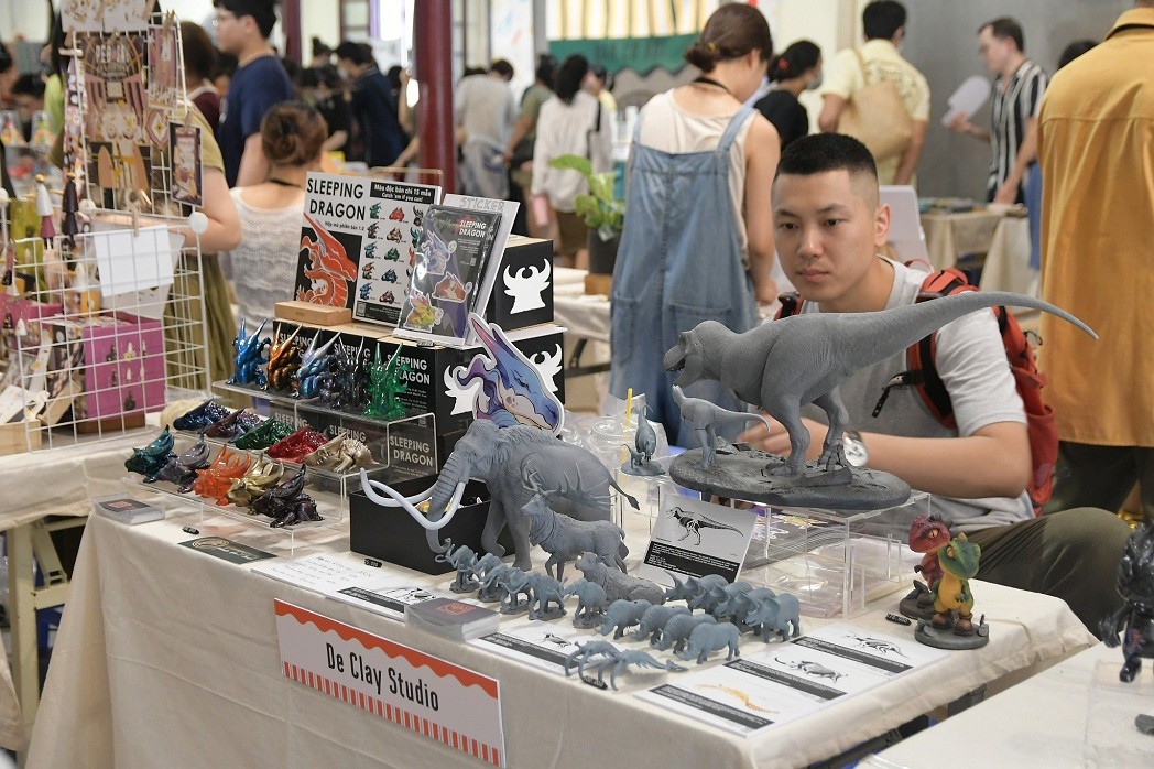 Market Fair in Hanoi Highlights Young Craft Makers' Works