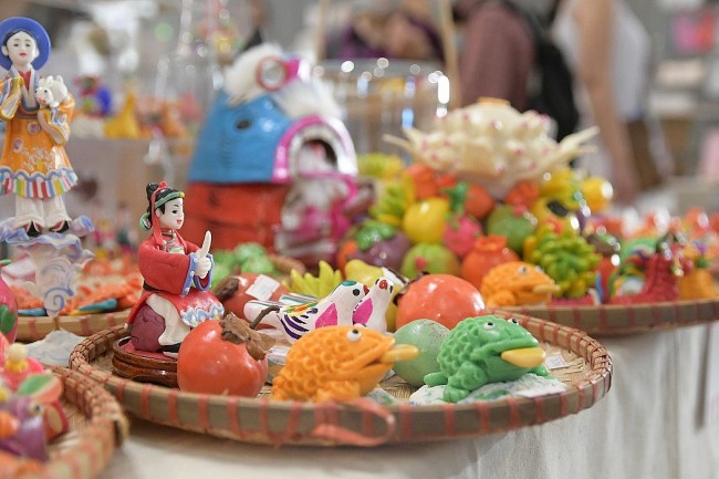 Market Fair in Hanoi Highlights Young Craft Makers' Works