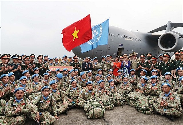 President Nguyễn Xuân Phúc with officers and doctors of Level-2 Field Hospitals Rotations 4 and the Engineering Unit Rotation 1 before they departed for Abyei and South Sudan in April. 