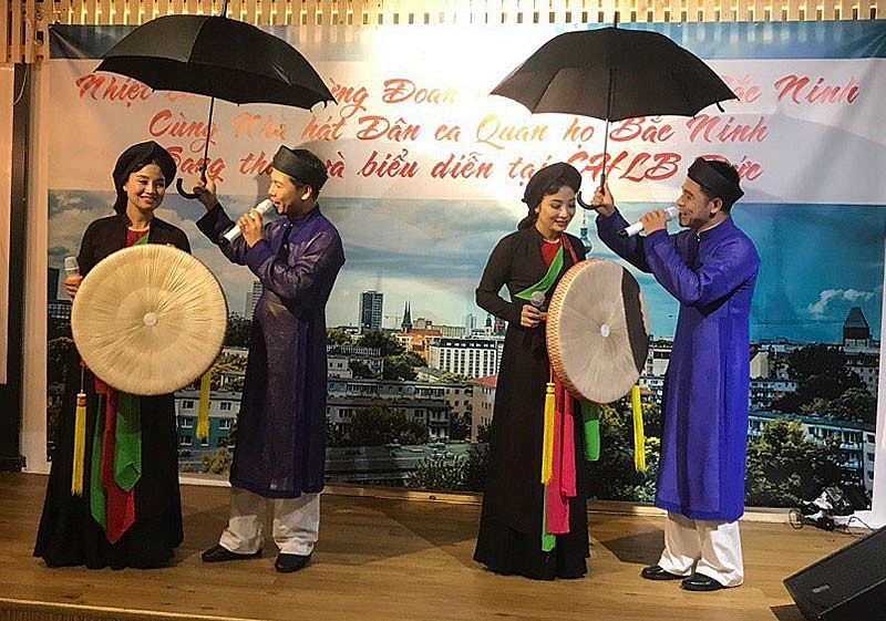 Vietnam's Folk Music, Culture Inspires Foreign Tourists