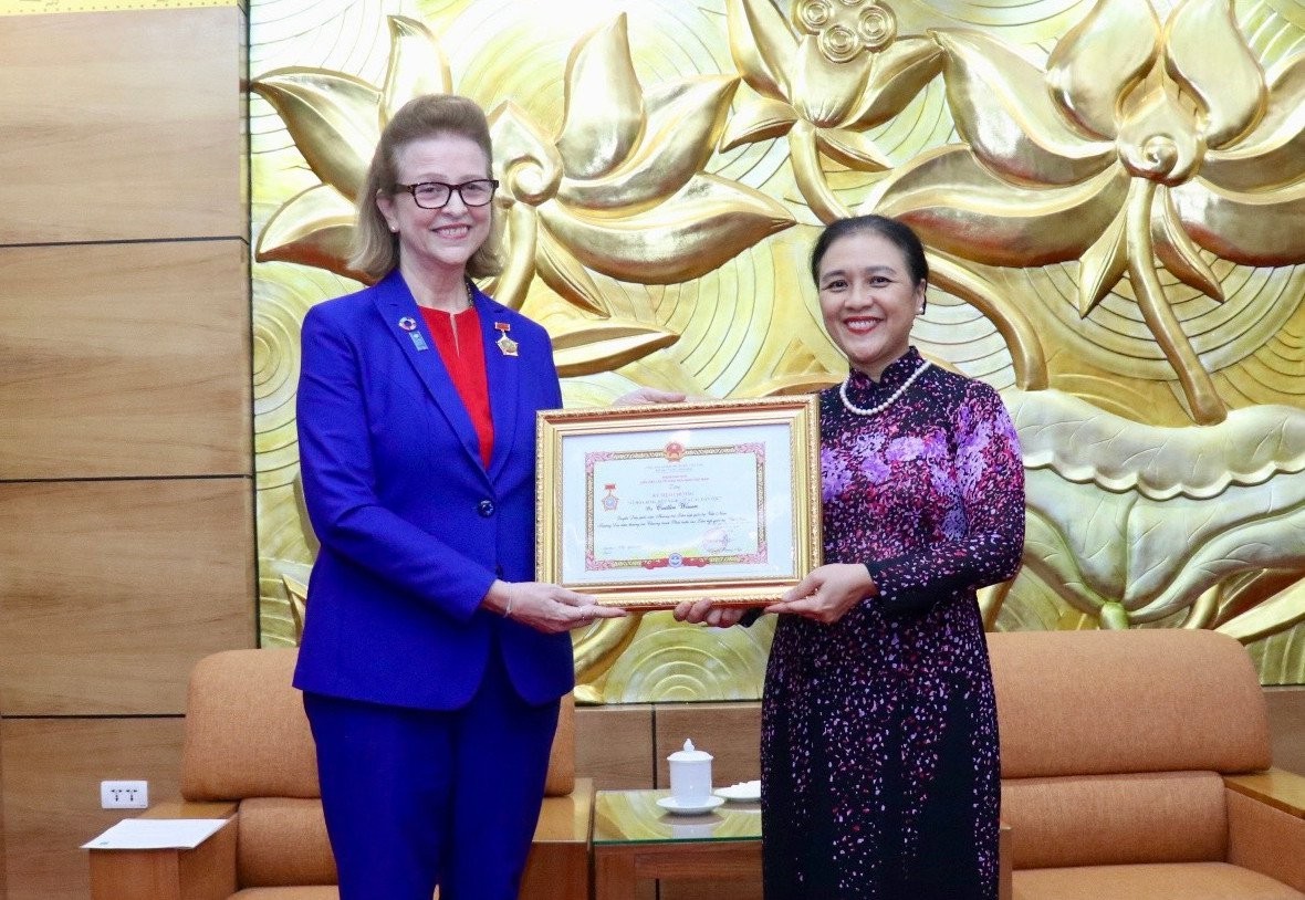 VUFO Presents Friendship Medal to UNDP Resident Representative in Vietnam Caitlin Wiesen