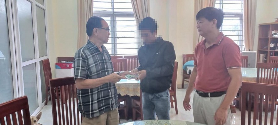 Tran Van Nam, Chairman of the Khmer-Vietnam Association (plaid shirt) provided money for Pham Trong to return to his hometown
