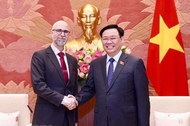 Chairman of the National Assembly Vuong Dinh Hue received new Canadian Ambassador to Vietnam Shawn Perry Steil. Photo: VNA