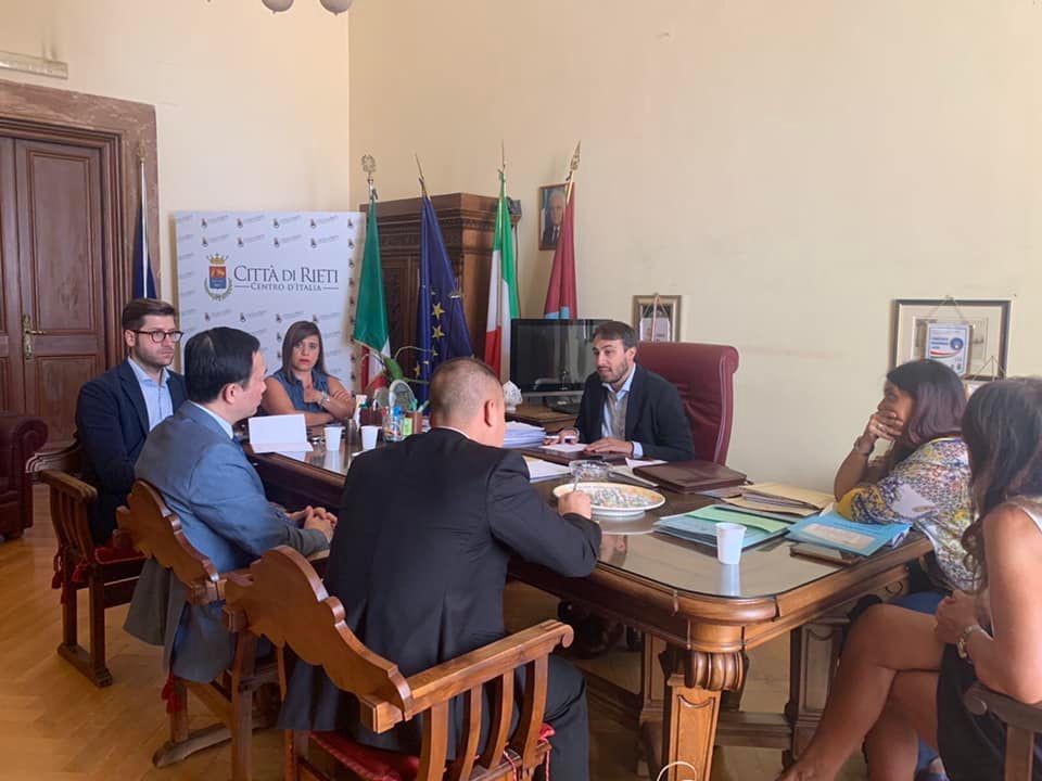 Vietnamese Ambassador to Italy Duong Hai Hung works with representatives of the Central Government Representative Office in Rieti. Source: Vietnam's embassy