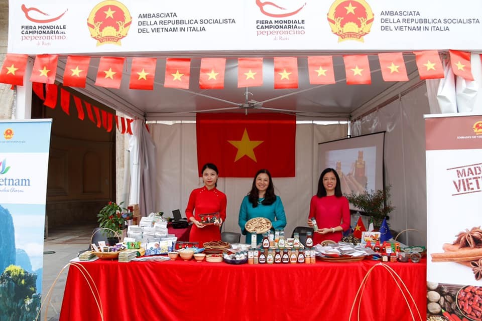 The Vietnamese booth at the event introduced to visitors Vietnamese chili and chili products and many other products such as peppercorn, tea and coffee.