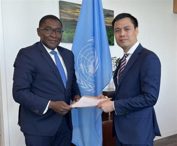 UN Special Adviser to the Secretary-General and Assistant Secretary-General of the Climate Action Team Selwin Hart hands over the UN Secretary General's letter to Ambassador Dang Hoang Giang to transfer it to Vietnamese Prime Minister Pham Minh Chinh in May 2022. Photo: VNA