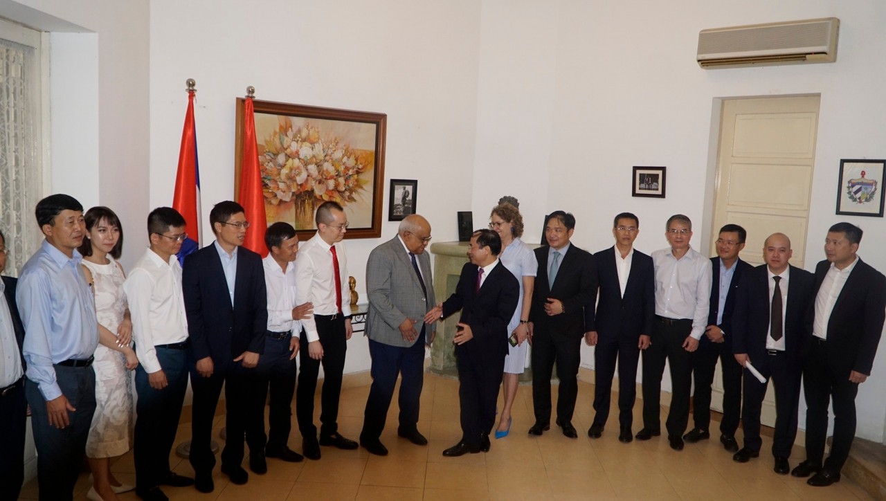 Several Vietnamese enterprises donate to help Cuba address the aftermaths of the recent oil storage facility fire. Photo: Cuban Embassy