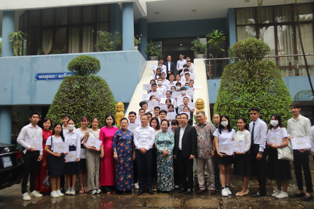 1000 cambodian students studying in vietnam linking two countries