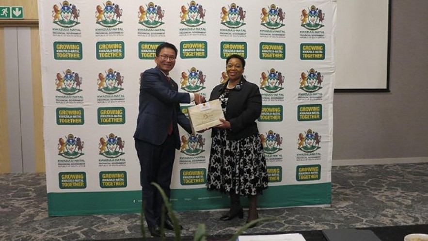 Vietnamese Ambassador to South Africa Hoang Van Loi (left) presents a souvenir to Nomusa Dube-Ncube, Premier of KwaZulu-Natal province. Photo: VOV