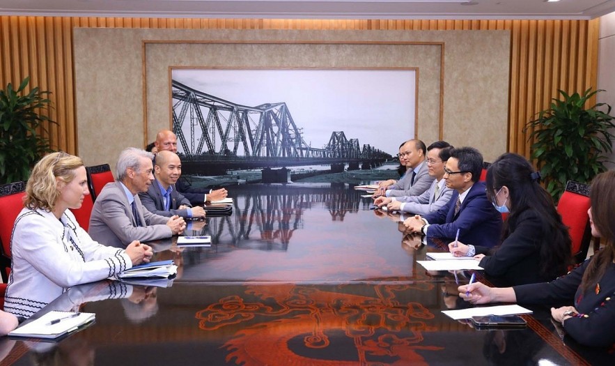 Deputy Prime Minister Vu Duc Dam receives Senior Aid to US Senator Tim Rieser at a reception in Hanoi on August 29. (Photo: VNA)