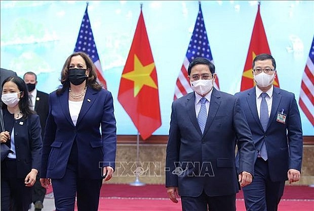 Prime Minister Pham Minh Chinh (right) and US Vice President Kamala Harris in Hanoi last August (Photo: VNA)