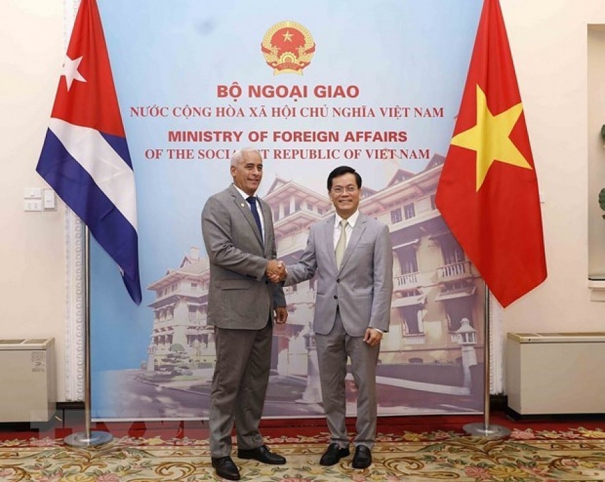 Vietnamese Deputy Minister of Foreign Affairs Ha Kim Ngoc (R) and Cuba’s First Deputy Minister of Foreign Affairs Gerardo Peñalver Portal (Photo: VNA)