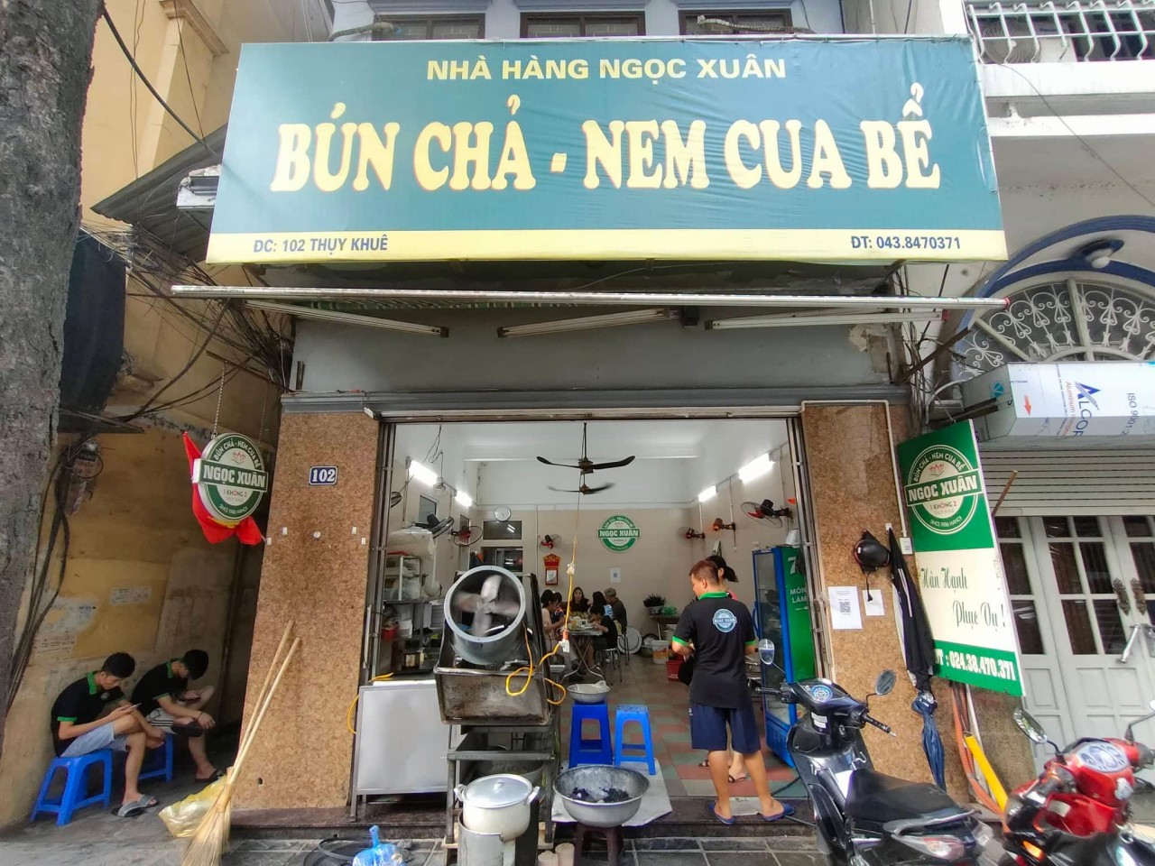 Mức Giá và Thời Gian Phục Vụ tại Các Quán Bún Chả