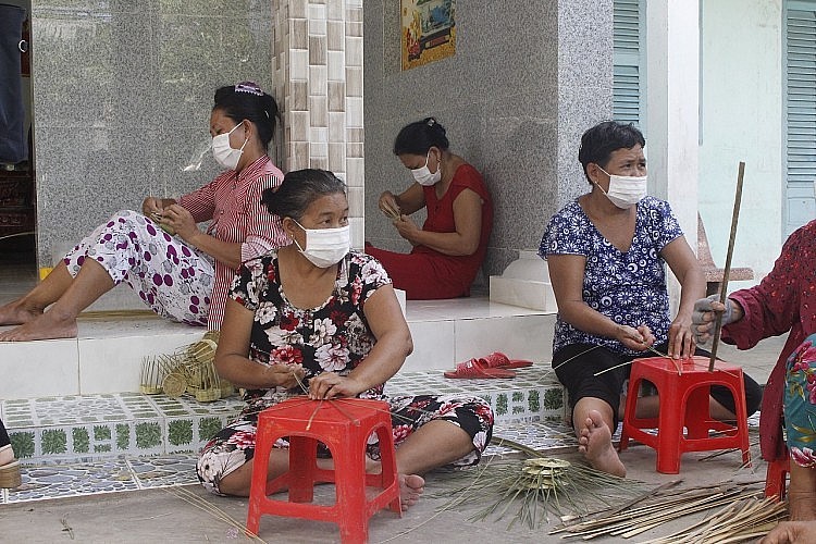 Women in Giong Dinh hamlet, Dai An commune, Tra Cu district, Tra Vinh knit handicrafts.