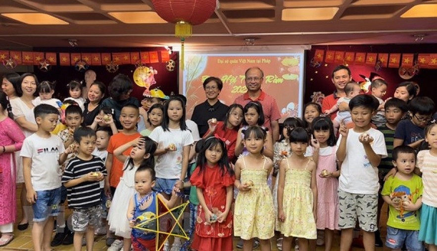 Vietnamese Ambassador to France Dinh Toan Thang and his spouse present gifts to Vietnamese children on the occasion of Mid-Autumn festival 2022. Photo: VNA