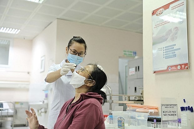 A medical worker take samples for Covid-19 testing. Photo: VNA