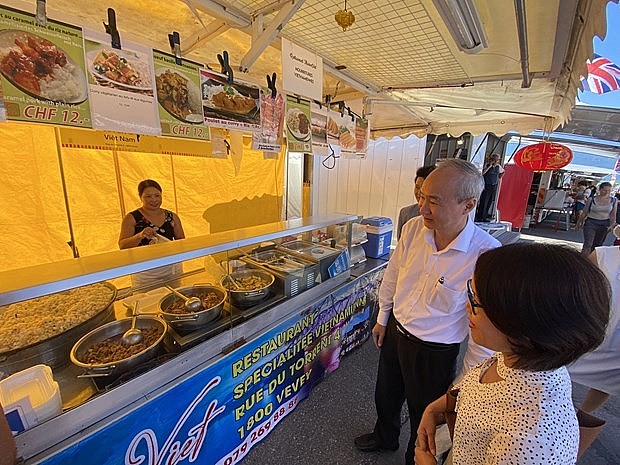 Ambassador Phung The Long visits the pavilion of the Maison Viet Restaurant at the weekend market in Vevey town. (Source: VNA)