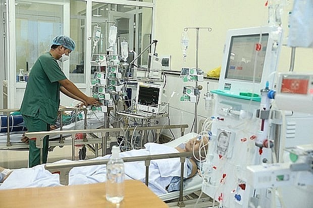 A COVID-19 critically-ill patient under care at an ICU of the National Hospital for Tropical Diseases. Photo: VNA