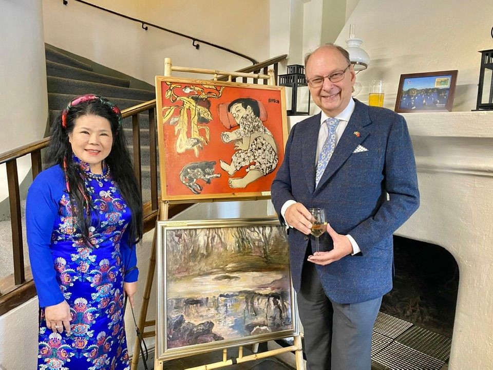 Artist Van Duong Thanh and Swedish Deputy Foreign Minister Robert Rydberg. Photo courtesy of the artist