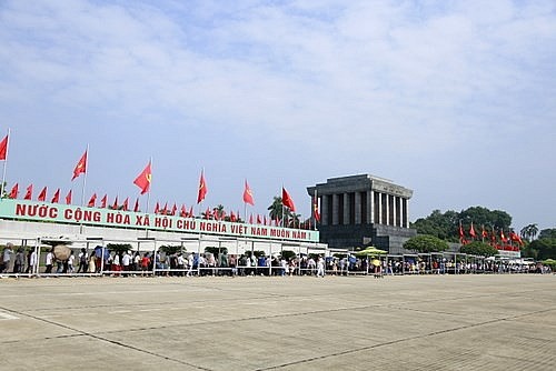 Lines of visitors waiting to get to the Ho Chi Minh Mausoleum on September 2 morning. Photo: President Ho Chi Minh Mausoleum Management Board