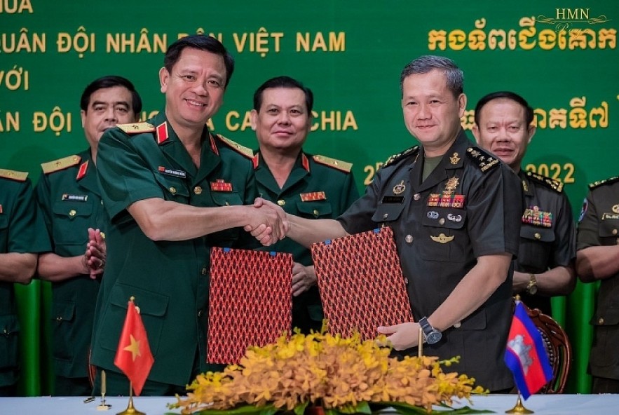 Vietnam  and Cambodia intensify the fight against transnational crime.​​​​​​ Image source: Facebook General Hun Manet (R). Photo: VOV